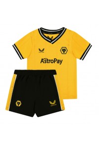Wolves Babyklær Hjemme Fotballdrakt til barn 2023-24 Korte ermer (+ Korte bukser)